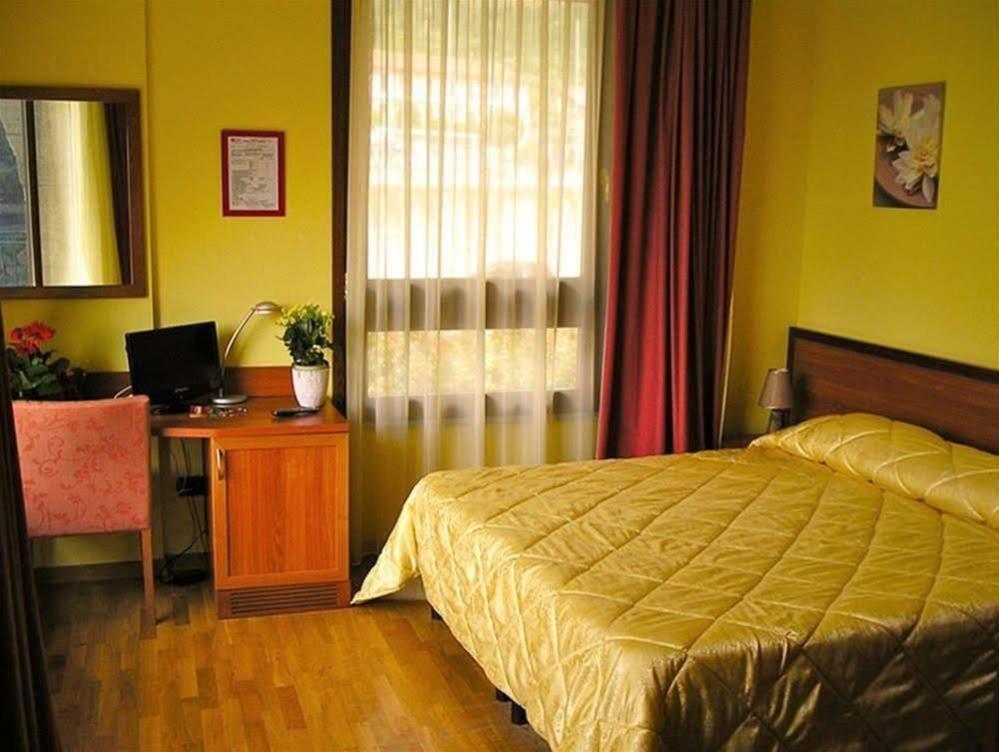 Hotel Palas Bruzolo Екстер'єр фото